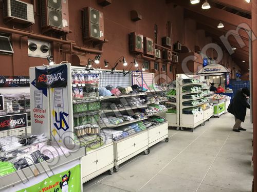 4入口前1塁側ベースボールショップ