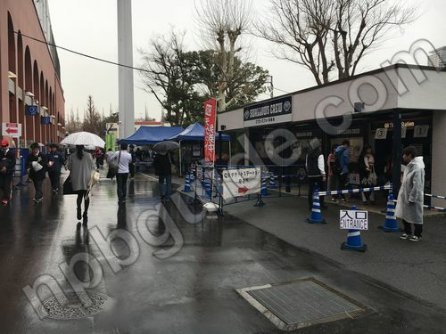 ４入口前１塁側ベースボールショップ前の発券機